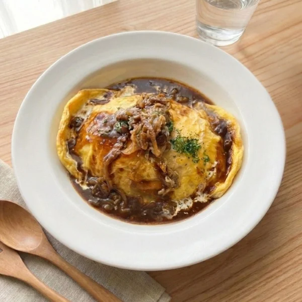 牛肉入りデミグラスソースのオムライス