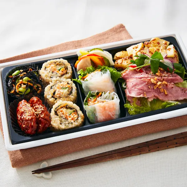 玄米ロール入り30品目のSalad bento＊