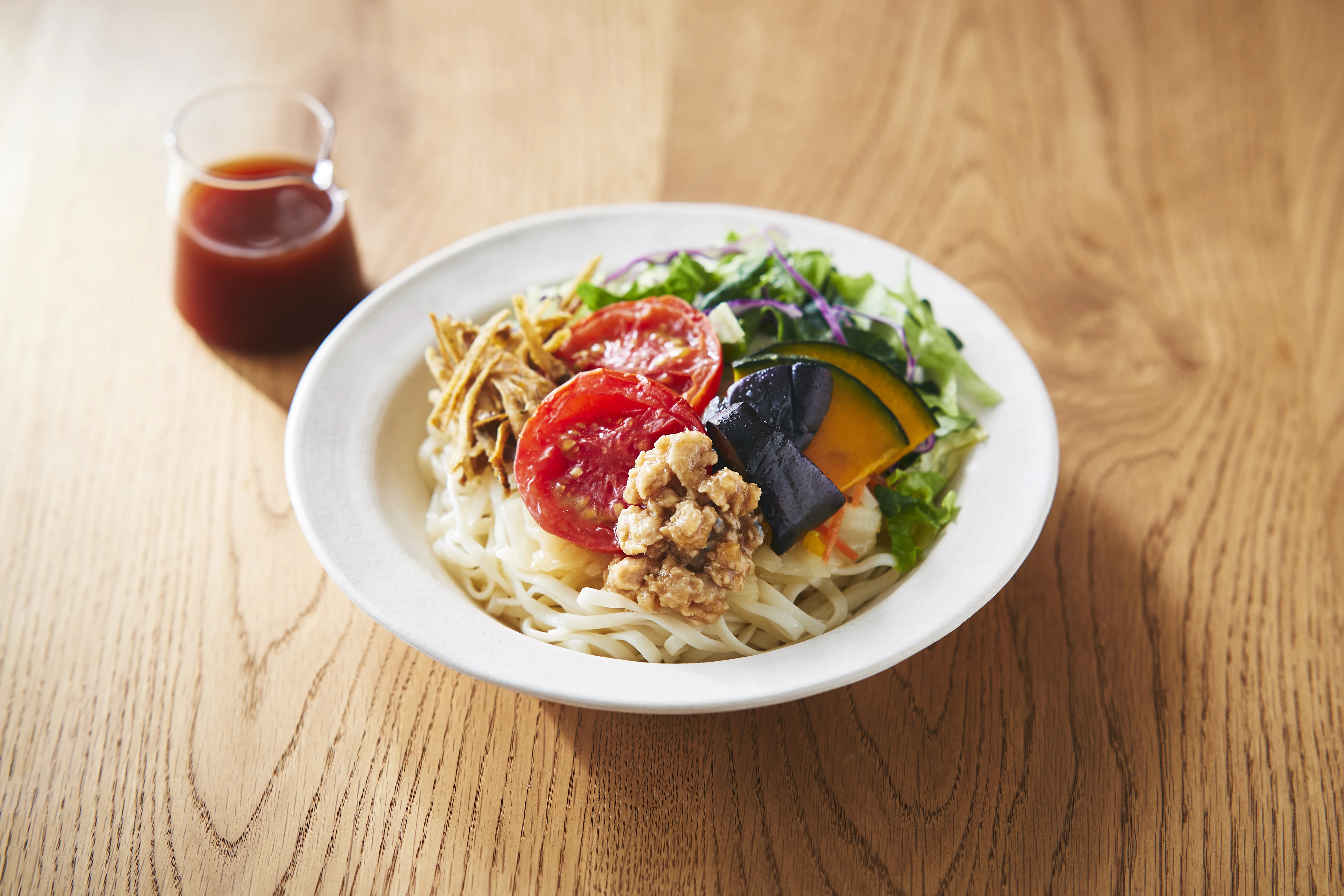 柚子七味香る トマトそぼろ餡サラダうどん