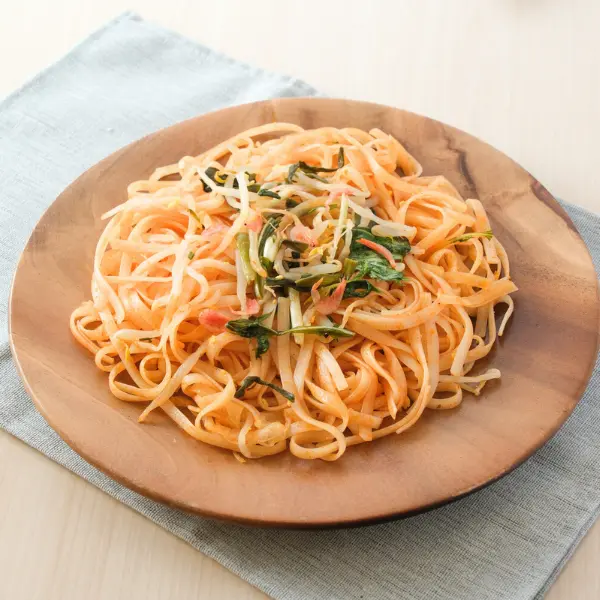 彩り具材のパッタイ(タイ風焼きそば）