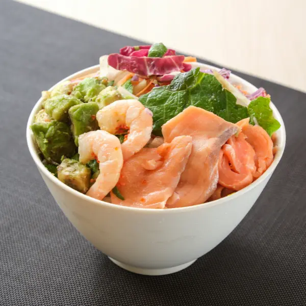 野菜と食べるサーモンアボカドごはん