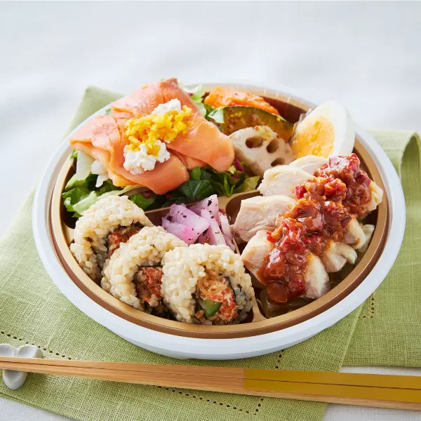スモークサーモンと蒸し鶏の美Salad bento