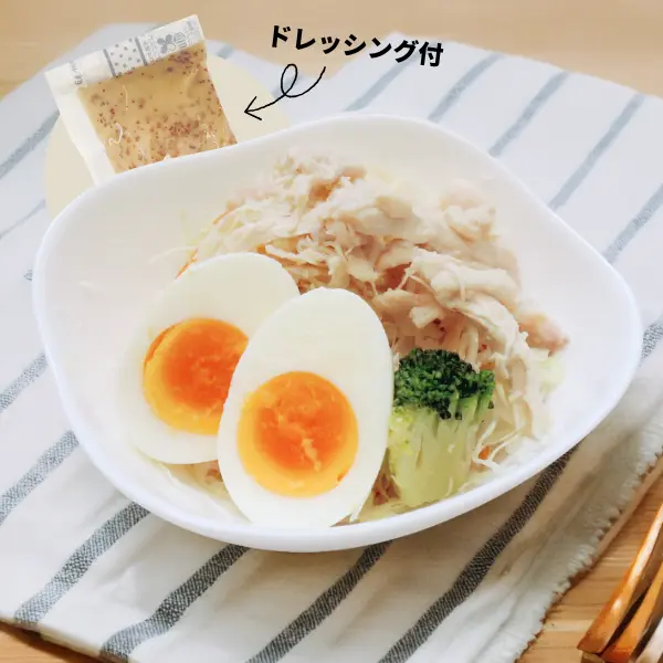 たんぱく質15.0gゆで卵と蒸し鶏のサラダ