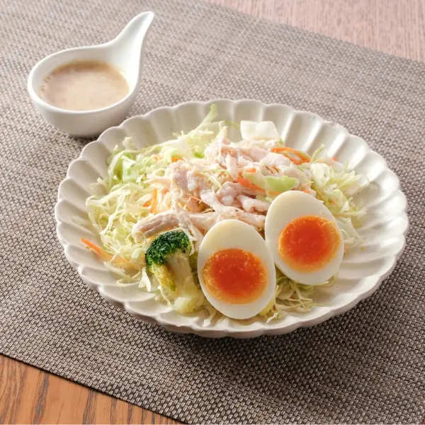 たんぱく質15.0gゆで卵と蒸し鶏のサラダ